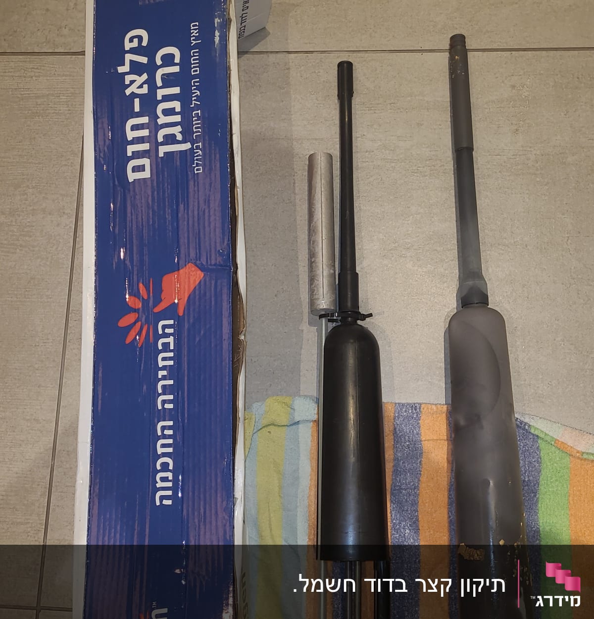 חלקי דוד שמש, גוף חימום ואריזת כרומגן על מגבת צבעונית